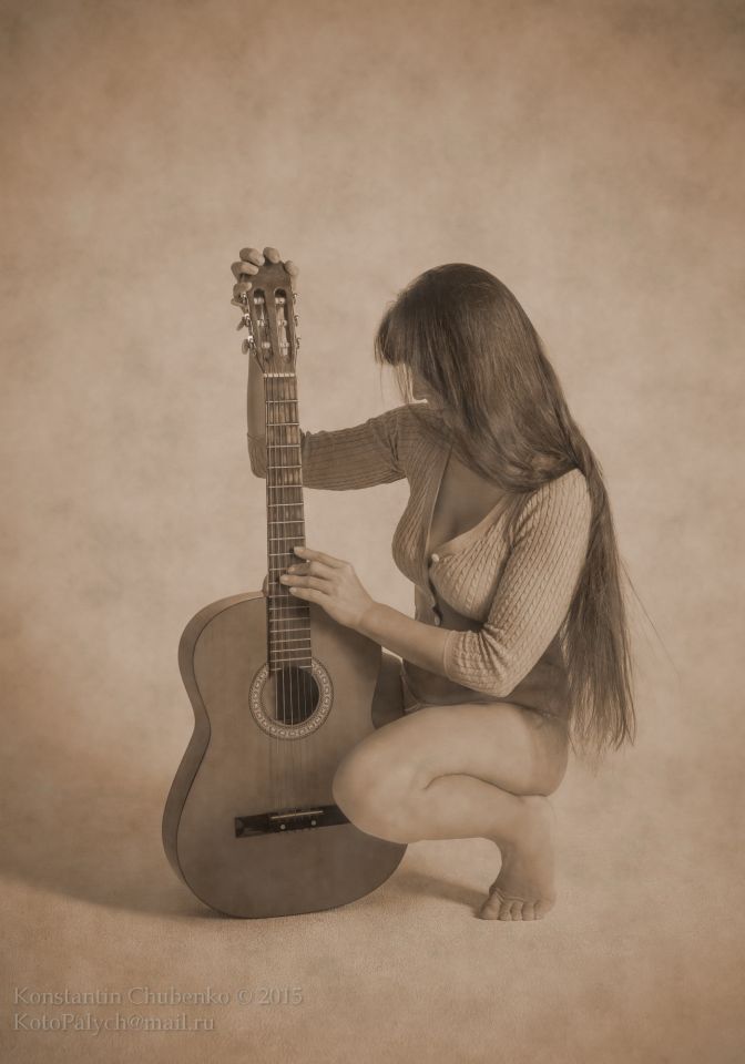 Голая леди с гитарой