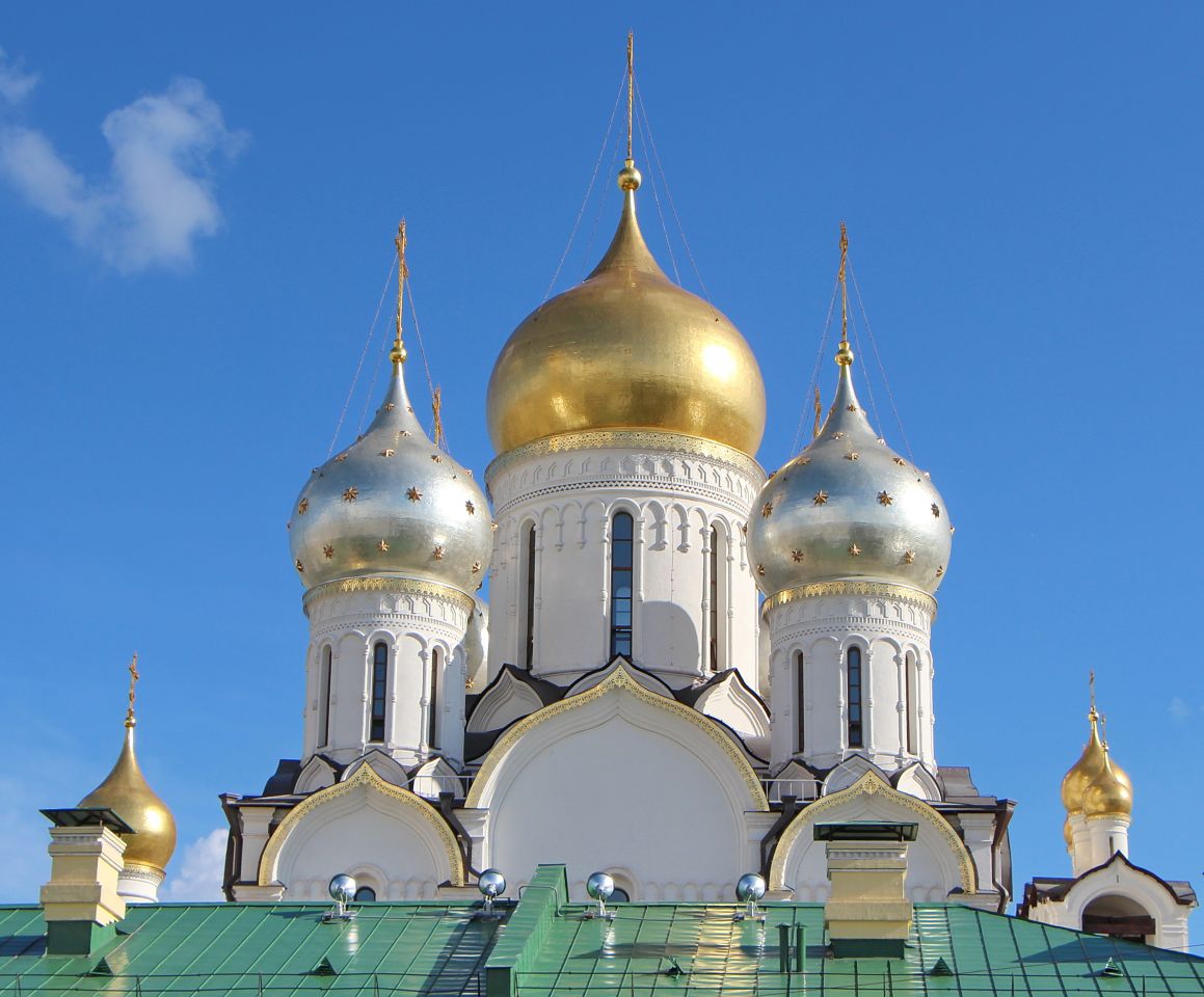 Белые купола. Семикупольный храм в москве. Семикупольный храм в москве. Белый храм с золотыми куполами в москве. Золотые купола московский храм преображения господня.