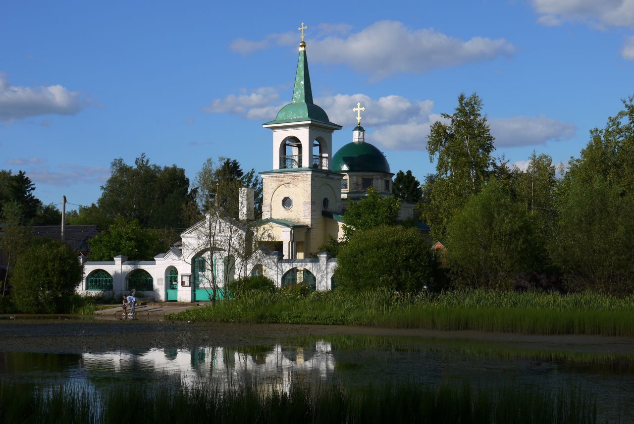 Храм архангела михаила в куркино. Храм Архангела Михаила Пушкино. Храм Архангела Михаила Заветы Ильича. Храм Заветы Ильича Пушкино. Церковь в Заветах Ильича Пушкино.