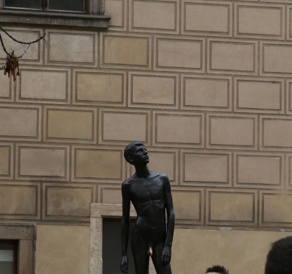 Памятник «освобождение от коммунизма» – это статуя обнаженного мальчика у музея игрушек в Пражском Граде