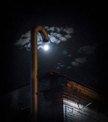 Капля холодной воды из крана на кухне великана