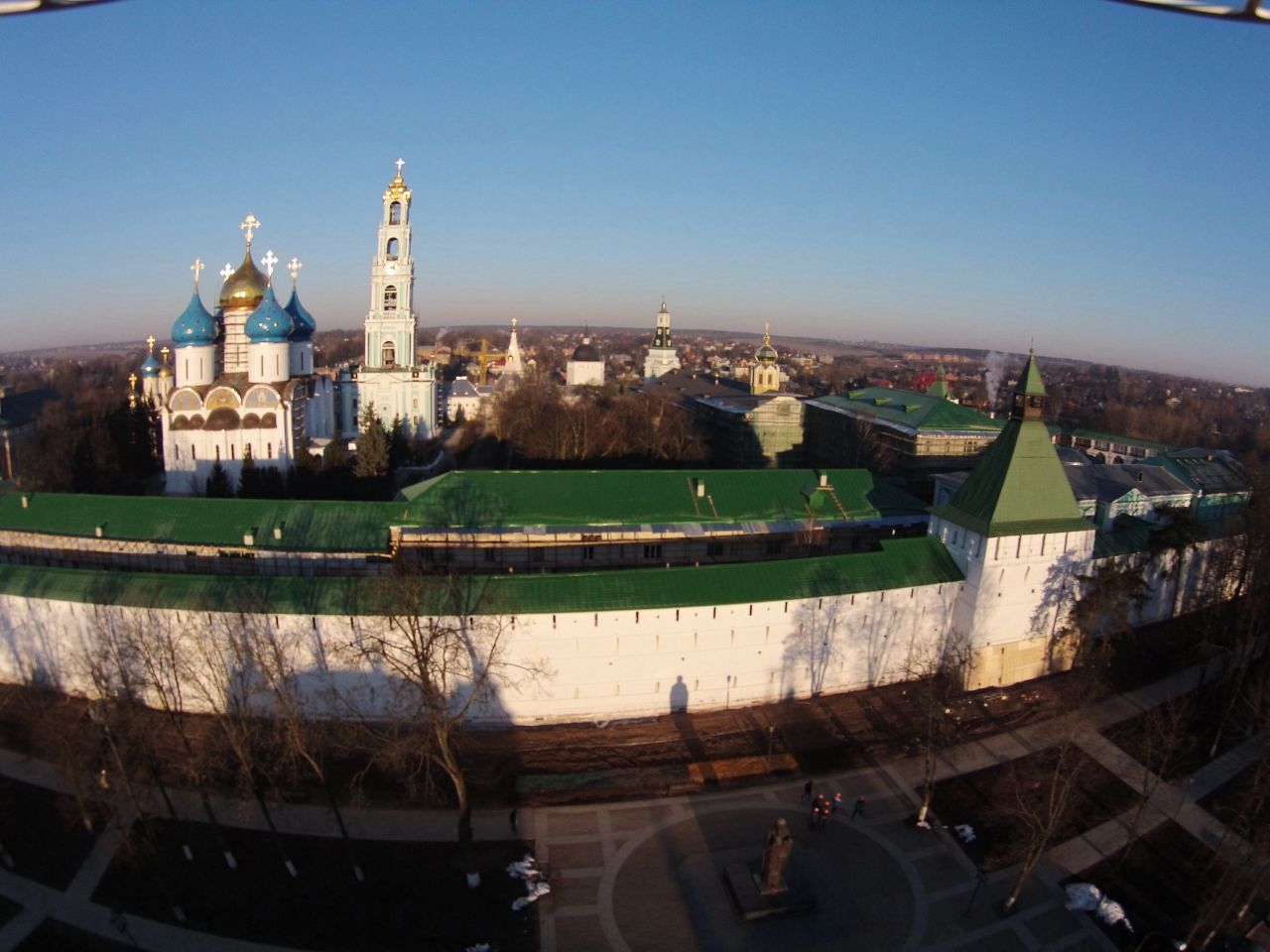 С видом на памятник Сергия Радонежского