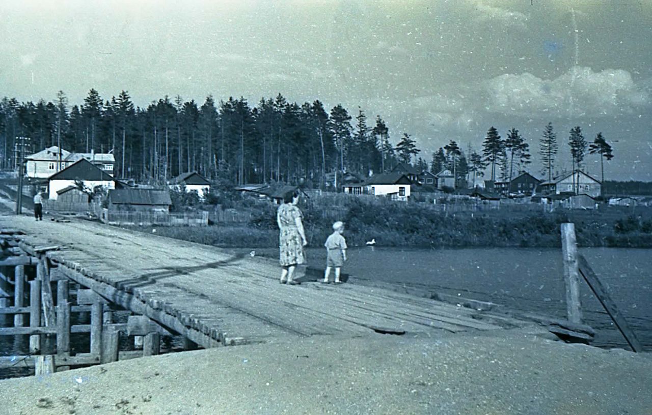 Старый ход. Мост 1962. Пушкино зеленый городок старые фото. Старинные фотографии природы с дефектами.