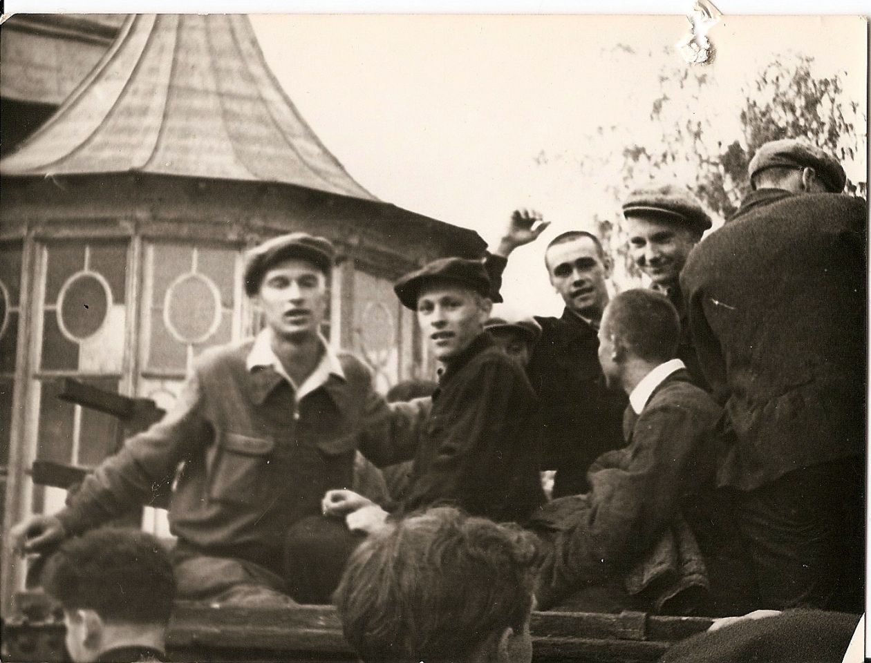 У старого военкомата, 1955 год, проводы в армию