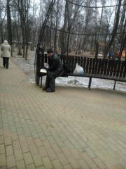Одинокий бездомный читатель.