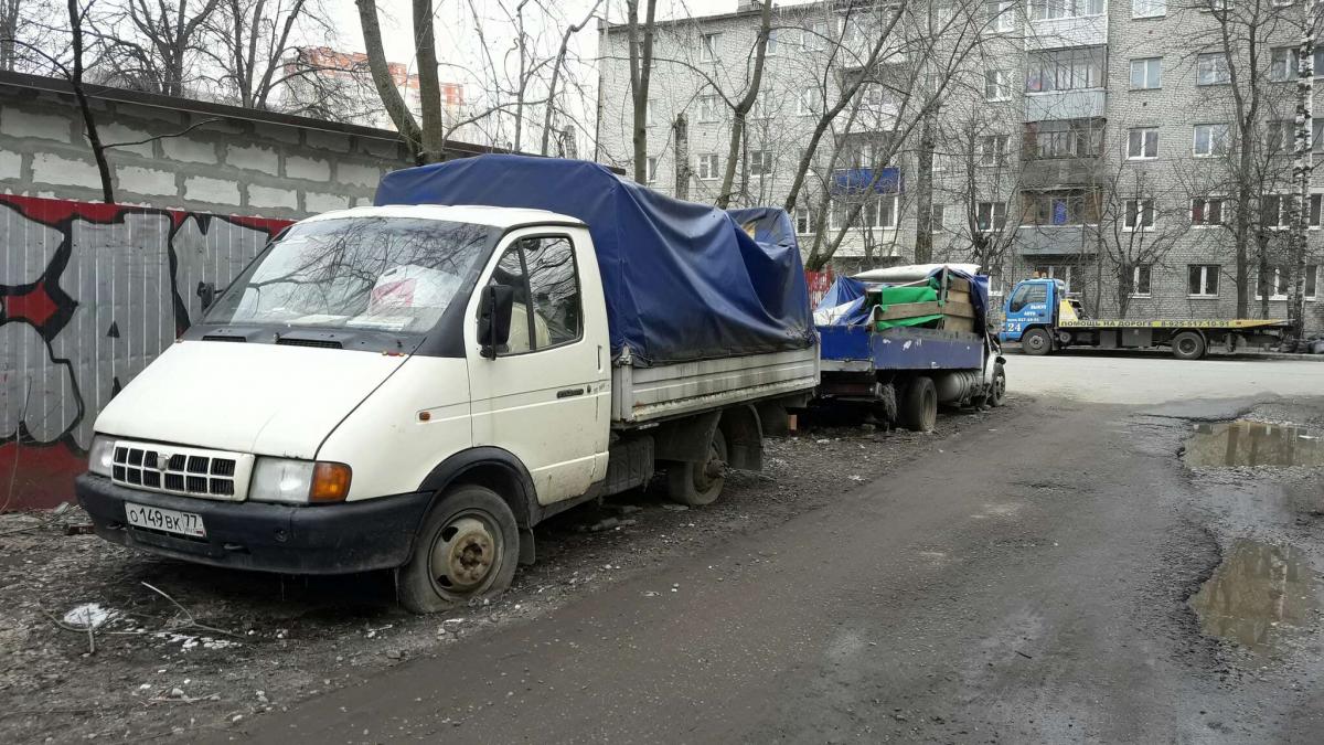 Поставь газель. Газель АВТОХЛАМ. Брошенные газели. Гнилые машины во дворах. Газель во дворе.