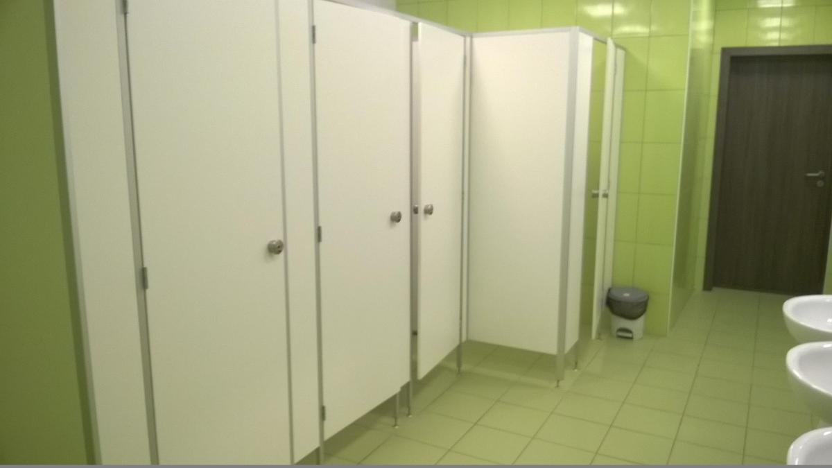 Стандарт двери ванная. Современный туалет в школе. Дверь в школьный туалет. Школьный туалет в России с дверками. Двери в санузлах в школе.