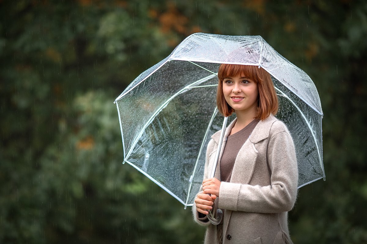 Сколько лет зонтику. Женщина с зонтом. Свадебная фотосессия с зонтом. Фотосессия с зонтом летом. Девушка с зонтиком.