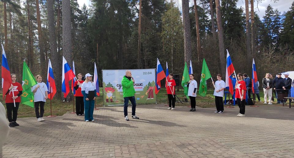 Волонтеры Подмосковья убирали территорию в Красноармейске в рамках